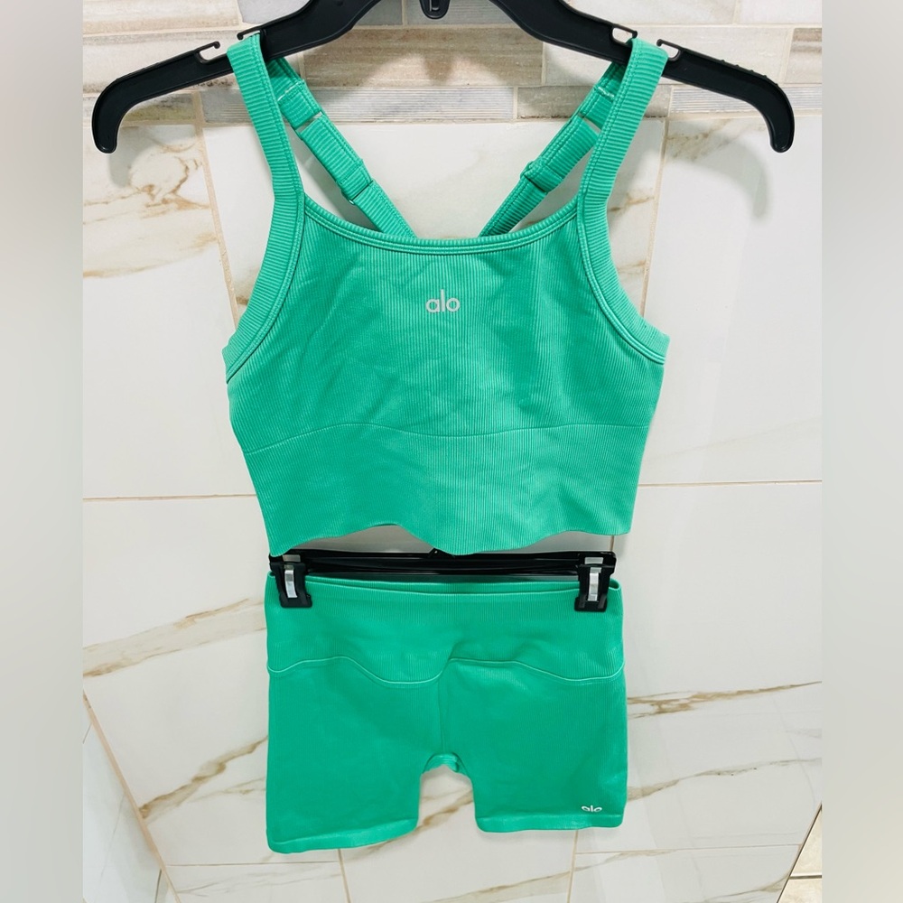 ALO set Seamless Ribbed Favorite Bra Tank+ seamless ribbed favorite shorts green - Picture 8 of 16